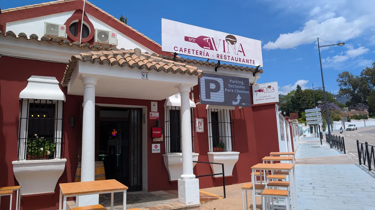 Fachada de La Viña Marbella, cafetería restaurante español con terraza y parking exclusivo para clientes junto a la Milla de Oro.